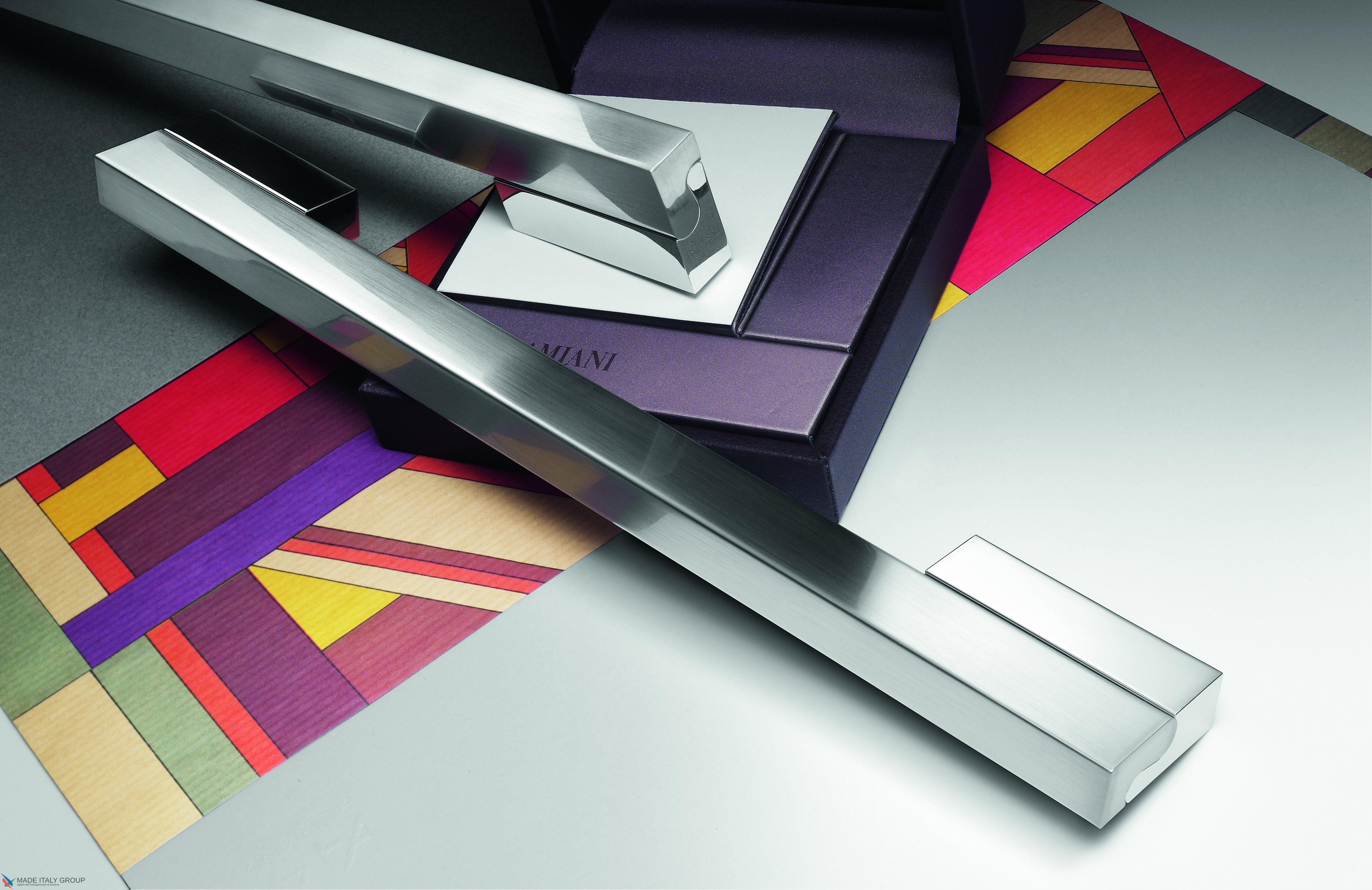 Ручка скоба модерн COLOMBO DESIGN F126GB-CM хром / матовый хром 256 мм