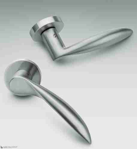 Дверная ручка на круглом основании COLOMBO Wing DB31RSB-CM матовый хром